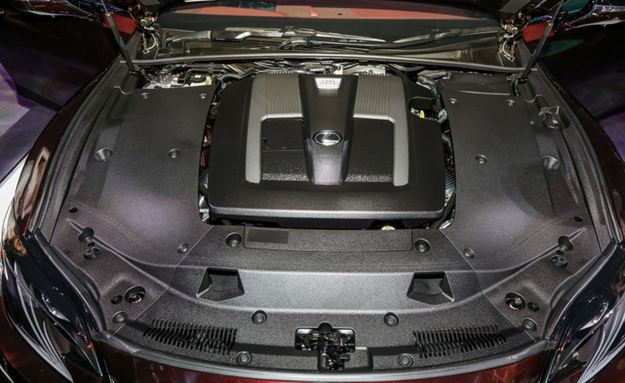 Về động, hai phiên bản LS 500 Luxury và LS 500 Executive sử dụng động cơ xăng tăng áp kép V6 3.5L cho công suất tối đa 415 mã lực tại 6.000 vòng/phút và mô-men xoắn cực đại 600 Nm từ 1.600 – 4.800 vòng/phút. Riêng phiên bản LS 500h cũng được trang bị động cơ xăng 3.5L V6, cho công suất tối đa 295 mã lực tại 6.600 vòng/phút và mô-men xoắn cực đại 350 Nm tại 5.100 vòng/phút.