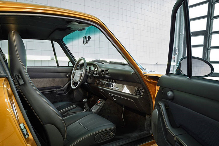Bên trong 911 Turbo S 993 có nội thất bọc da với những chi tiết tương phản màu vàng. Nhiều chi tiết trang trí làm bằng vật liệu sợi carbon đắt tiền.