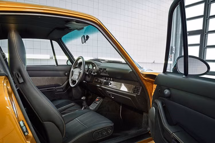 Bên trong 911 Turbo S 993 có nội thất bọc da với những chi tiết tương phản màu vàng. Nhiều chi tiết trang trí làm bằng vật liệu sợi carbon đắt tiền.