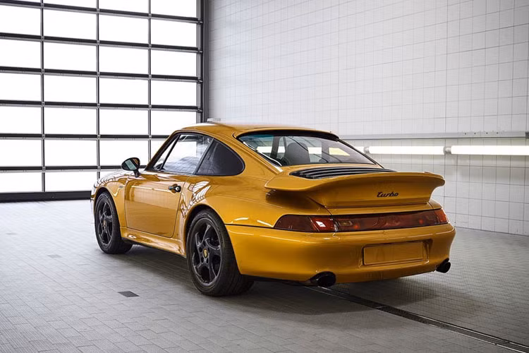 3,1 triệu USD ( khoảng 72,3 tỷ đồng) là một con số rất lớn. Tuy nhiên, nhiều đánh giá cho rằng, giá này hoàn toàn xứng đáng với công sức của đội ngũ kĩ sư của Porsche bỏ ra để phục hồi lại mẫu xe đã 20 năm tuổi.