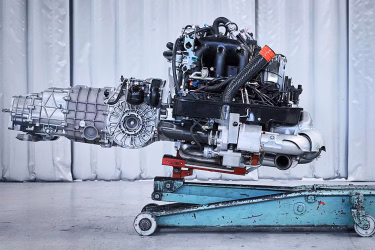 Porsche cũng trang bị thay mới động cơ cho chiếc xe với động cơ Twin-Turbo V6 3.6L sản sinh công suất 450 mã lực và mô-men xoắn 585 Nm.