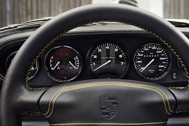 Bảng đồng hồ vẫn giữ nguyên so với nguyên bản, chỉ được tân trang và sử dụng tông màu đen.