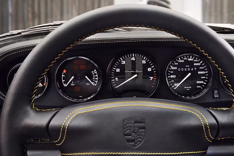 Bảng đồng hồ vẫn giữ nguyên so với nguyên bản, chỉ được tân trang và sử dụng tông màu đen.