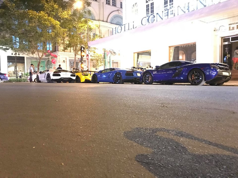 McLaren 650S Spider của địa gia siêu xe Cường Đô la đến muộn nhất nên đỗ ở điểm sau cùng đoàn.