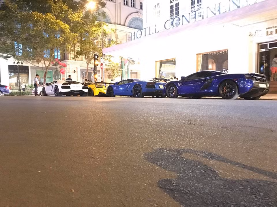 McLaren 650S Spider của địa gia siêu xe Cường Đô la đến muộn nhất nên đỗ ở điểm sau cùng đoàn.