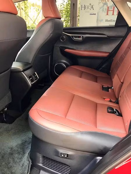 Hàng ghế phía sau thiết kế khá rộng rãi, kệ để tay có thể gập lên khi có thêm hàng khách thứ 3. Hàng ghế này có thể gập phẳng tăng không gian để đồ ở phía sau. Ghế lái chỉnh điện 10 hướng, ghế hành trước chỉnh điện 8 hướng.