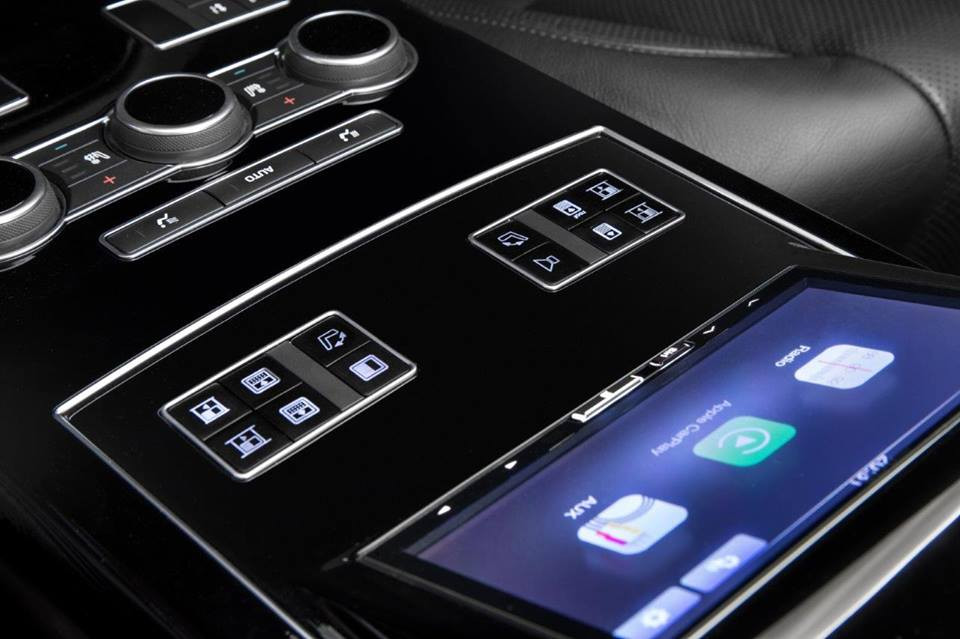 Như hệ thống đa phương tiện iMac với PC/Wi-Fi/CD/DVD, dàn âm thanh Bang &amp; Olufsen và hệ thống đèn viền nội thất. Tất cả đều có thể điều chỉnh thông qua điện thoại iPhone của người dùng.