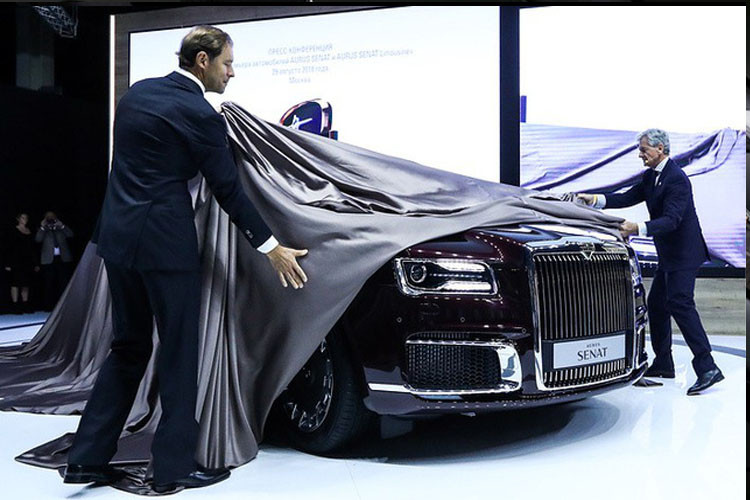 Mẫu xe sedan hạng sang Aurus phiên bản thu nhỏ của chiếc Cortege được mệnh danh là "siêu xe Putin" đã ra mắt bản thương mại với giá 160.000 USD và chính thức cháy hàng ngay khi vừa mới mở bán. 