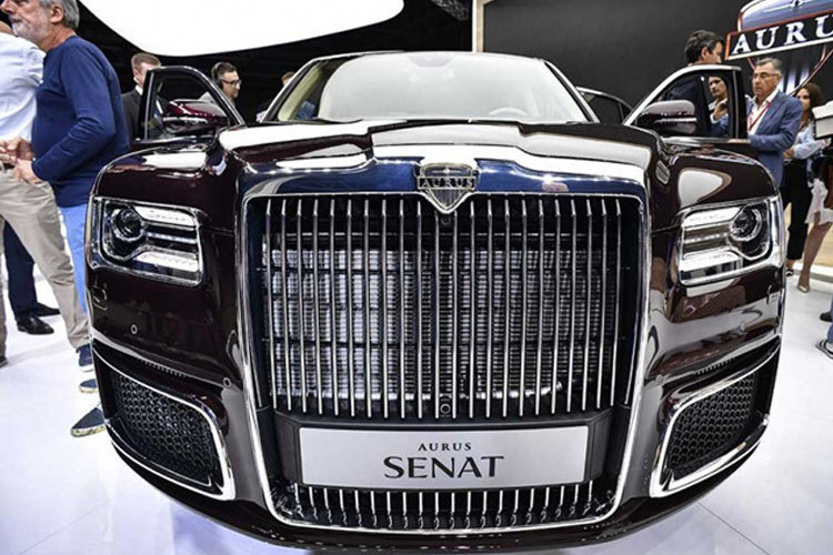 Phiên bản Aurus Senat thương mại được sản xuất đại trà nhiều khả năng cũng được trang bị động cơ V8 4.4L, tương tự siêu xe của Tổng thống Putin. 