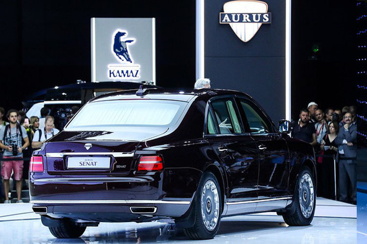 Đuôi xe thiết kế sang trọng không kém các dòng limousine đắt đỏ như Rolls Royce Phantom và Rolls Royce Ghost. 