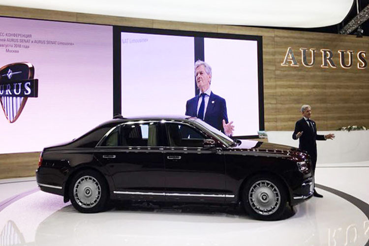 Trong khi đó chiếc xe của Tổng thống Putin có chiều dài 6.620 mm với 3 khoang. Thông số kỹ thuật của chiếc xe thương mại vẫn chưa được tiết lộ. 