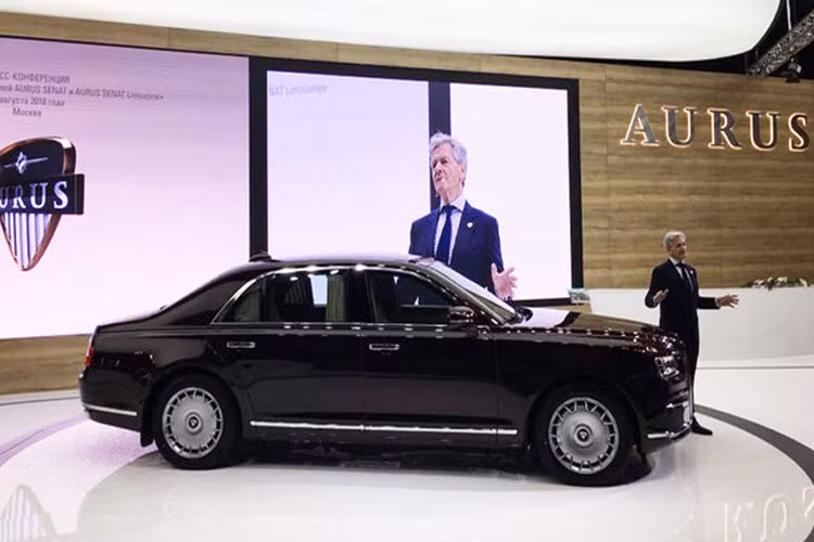 Trong khi đó chiếc xe của Tổng thống Putin có chiều dài 6.620 mm với 3 khoang. Thông số kỹ thuật của chiếc xe thương mại vẫn chưa được tiết lộ. 