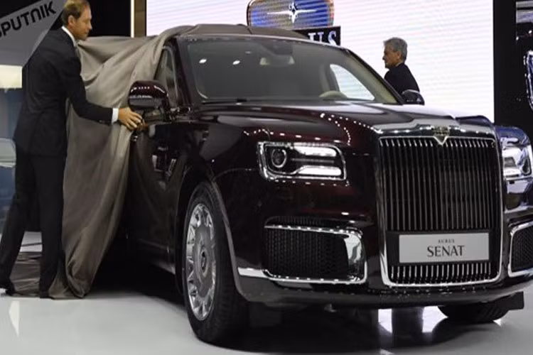 Về ngoại hình, Aurus Sedan khá giống với chiếc limousine của ông Putin với màu sơn đen bóng. Tuy nhiên chiều dài ngắn hơn nhiều và chỉ có 2 khoang. 