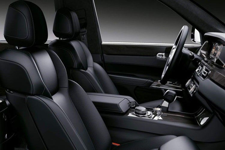 Xe được làm từ những vật liệu đắt tiền như ghế bọc da cao cấp nhất, ốp gỗ mun, các chi tiết kim loại sáng loáng. Ngoài ra là những thiết bị đa phương tiện kèm các màn hình kích thước lớn. 