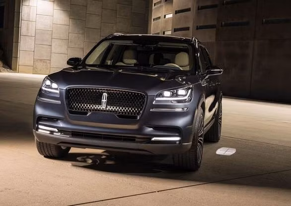 Sau một thời gian vắng bóng khá dài đến 15 năm, dòng xe SUV hạng sang Lincoln Aviator chính thức được giới thiệu trở lại dưới hình thức phiên bản concept tại triển lãm ôtô NewYork 2018.