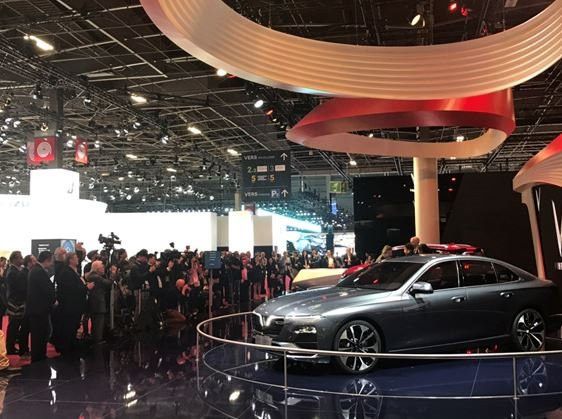 Hot nhất triển lãm Paris Motor Show 2018 năm nay có lẽ là hai mẫu xe ôtô của VinFast khi liên tục thu hút sự chú ý của đông đảo khách tham quan quốc tế.
