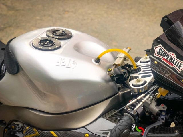 Bình xăng mang thiết kế đến 2 vị trí nắp đóng mở, một ống xăng trong suốt được thiết kế đi thẳng xuống trung tâm chảng ba lái, giúp tay lái vững vàng hơn với trang bị trợ lực Ohlins,...