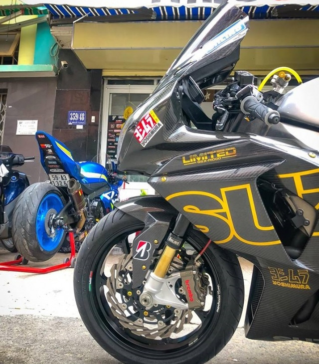 Dàn chân cũng được trang bị đầy đủ thiết bị tối tân với hệ thống treo trước USD Ohlins ty vàng, cặp phanh Brembo Billet HP, đĩa Galfer, mâm Marchesini hợp kim nhôm.