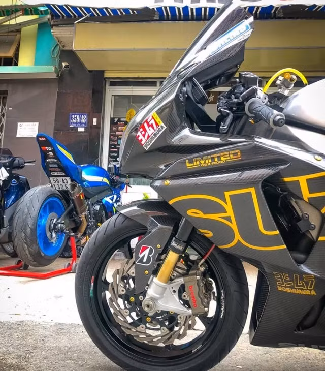 Dàn chân cũng được trang bị đầy đủ thiết bị tối tân với hệ thống treo trước USD Ohlins ty vàng, cặp phanh Brembo Billet HP, đĩa Galfer, mâm Marchesini hợp kim nhôm.