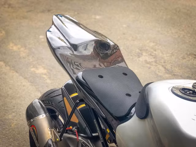 Bộ phận yên và miếng đệm ngay bình xăng đã được sử dụng chất liệu thay thế khá lạ tạo cảm giác thoải mái cho người ngồi. Hiện mức giá độ xe Suzuki GSX-R1000 này không được chủ nhân công bố.