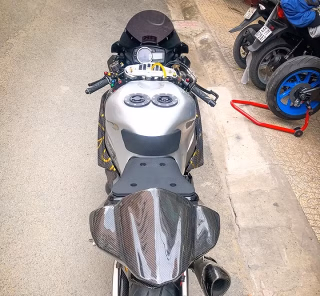 Đáng chú ý hơn hết là nhiều chi tiết trên thân xe được làm bằng sợi carbon đắt tiền thường chỉ thấy ở siêu xe.