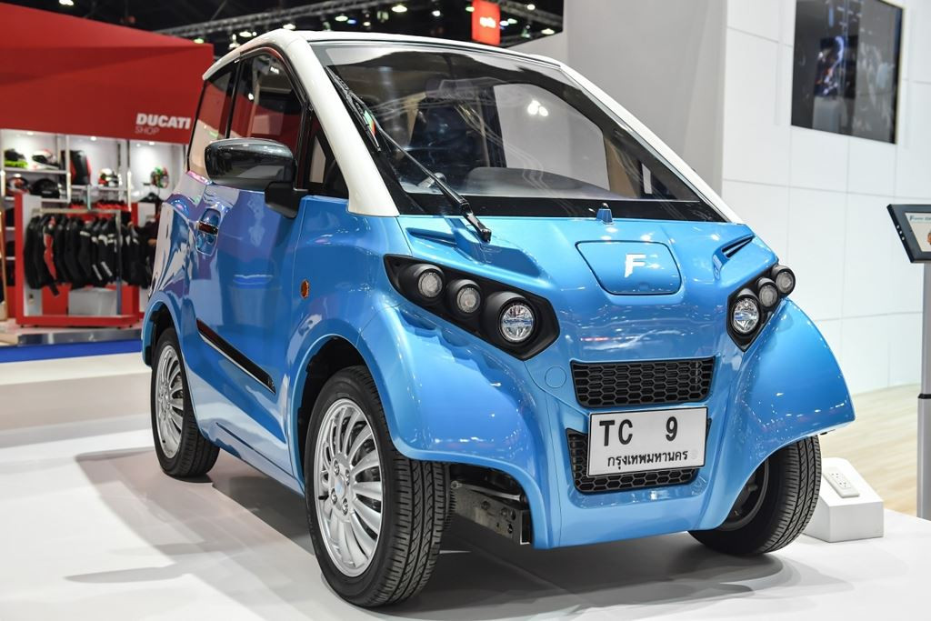 Chiếc xe này có bốn chỗ ngồi. Kích thước cụ thể dài 2.495 mm, rộng 1.295 mm và cao 1.550 mm. Trọng lượng 460 kg. Fomm TC9 trang bị 2 động cơ điện đặt trong 2 bánh trước, mỗi động cơ có công suất 6,7 mã lực và mô-men xoắn 280 Nm.