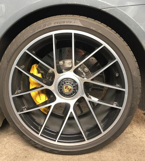 Xe sử dụng la-zăng 20 inch sơn 2 tông màu đối lập cũng là điểm nhấn ngoại hình mẫu xe thể thao này.