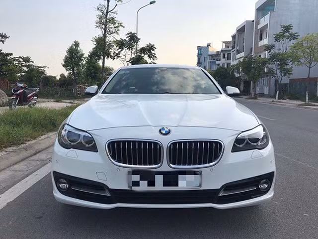 Lưới tản nhiệt đôi hình "quả thận" với viền và các nan sọc làm từ kim loại đặc trưng của thương hiệu ôtô BMW. Đèn pha sử dụng bóng Xenon hoặc tùy chọn LED. Đèn định vị dạng LED.