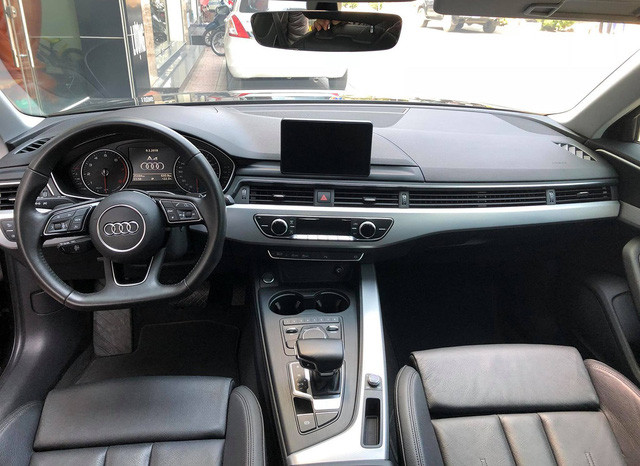 Không gian nội thất của Audi A4 mới nổi khá rộng rãi. Giao diện giao tiếp đa phương tiện MMI cũng được thiết kế mới. Hệ thống điều hòa tự động 3 vùng độc lập.