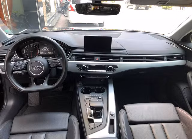 Không gian nội thất của Audi A4 mới nổi khá rộng rãi. Giao diện giao tiếp đa phương tiện MMI cũng được thiết kế mới. Hệ thống điều hòa tự động 3 vùng độc lập.
