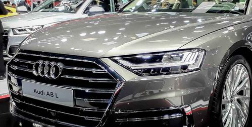 Điểm nhấn ở bộ phận này nằm ở cụm đèn pha LED thiết kế tích hợp đèn chạy ban ngày.