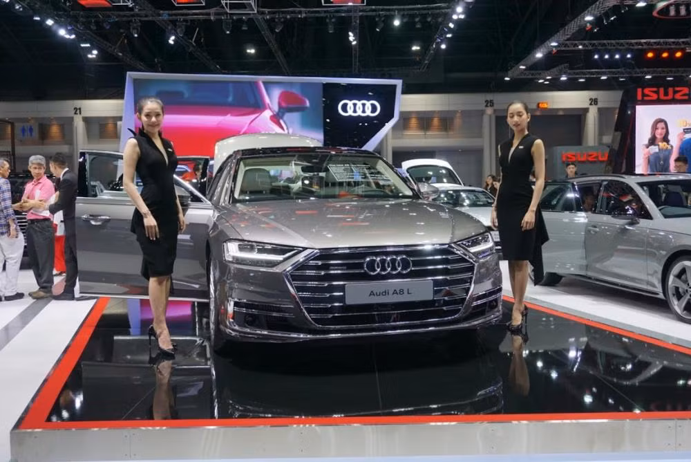 Mẫu xe sang Audi A8L sở hữu kích thước dài, rộng, cao lần lượt 5.265 x 2.110 x 1.470 mm. So với phiên bản tiêu chuẩn, phiên bản này dài hơn 130 mm và cao hơn 12 mm. Trục cơ sở xe ở mức 3.121 mm.