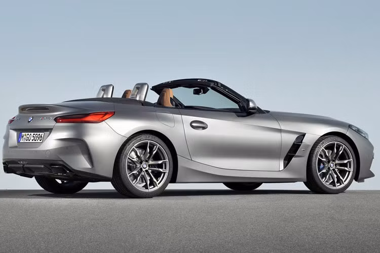 Giá xe BMW Z4 Roadster 2020 phiên bản cao cấp khoảng 1,5 tỷ đồng, còn lại hai phiên bản thấp hơn là sDrive20i và sDrive30i sẽ xuất hiện trên thị trường từ quý II/2019 với mức giá chưa được tiết lộ.