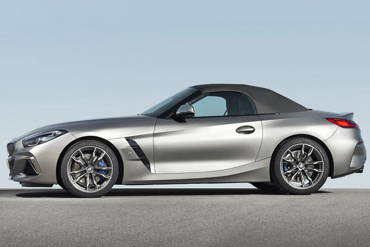 Vành hợp kim 18 inch, một vài chi tiết trang trí bằng nhôm-satin là một trong những điểm khác biệt khá bắt mắt trên siêu phẩm này.