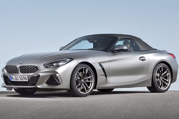 Mới đây bảng giá của mẫu xe mui trần BMW Z4 Roadster 2020 đã bị rò rỉ trên mạng xã hội dù phải đến cuối quý III năm sau mẫu xe mui trần này được bán ra. Theo đó, xe có giá được đề xuất từ 64.695 USD (khoảng 1,5 tỷ) cho phiên bản cao nhất của mẫu xe mui trần Z4 Roadster 2020 tại thị trường Mỹ, chưa bao gồm phí vận chuyển 995 USD.