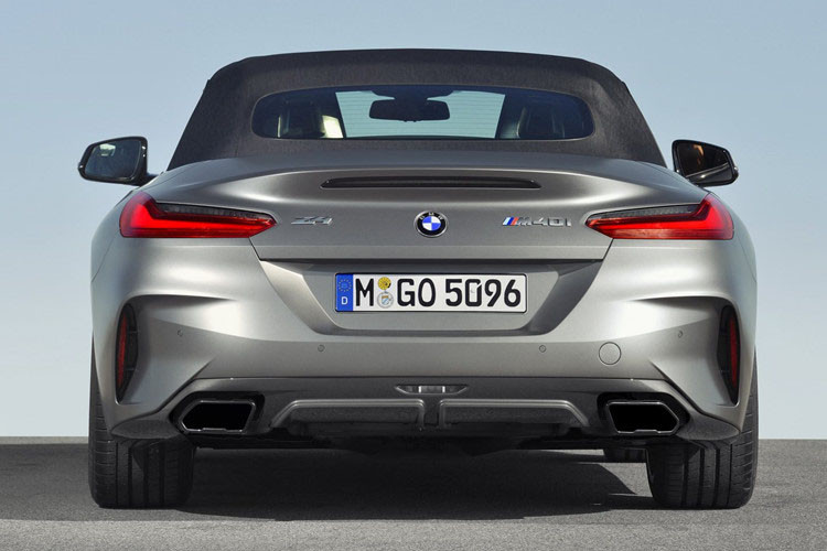 Mẫu Z4 Roadster này có nhiều gói tùy chọn thêm bao gồm: gói hỗ trợ lái xe Driving Assistance Package, gói trang bị cao cấp Premium Package, gói kiểm soát Executive Package cho khách hàng lựa chọn.