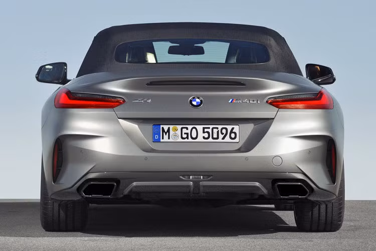 Mẫu Z4 Roadster này có nhiều gói tùy chọn thêm bao gồm: gói hỗ trợ lái xe Driving Assistance Package, gói trang bị cao cấp Premium Package, gói kiểm soát Executive Package cho khách hàng lựa chọn.