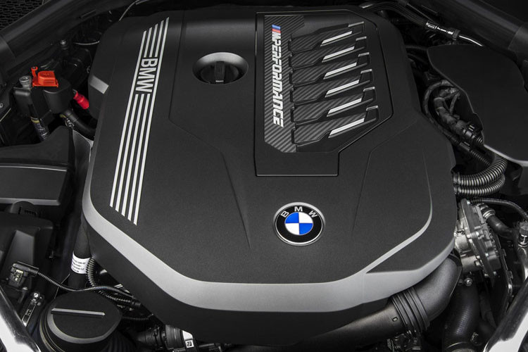 BMW Z4 Roadster M40i được trang bị động cơ TwinPower 6 xy-lanh thẳng hàng, dung tích 3.0L sản sinh công suất 382 mã lực (285 kW) tại 5.000-6.000 vòng/phút và mô-men xoắn cực đại 500 Nm tại 1.600-4.500 vòng/phút.