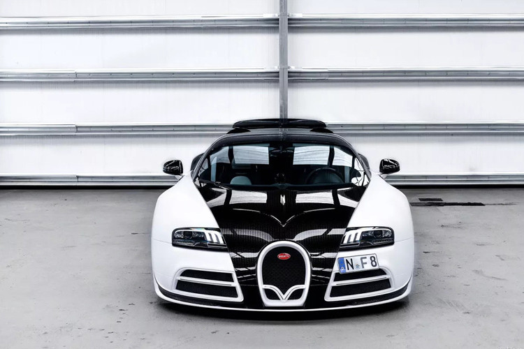 Siêu xe Bugatti Veyron Mansory Vivere chỉ có đúng 2 chiếc xuất xưởng chính vì thế nó được bán với mức giá rất cao lên đến 3,4 triệu USD.