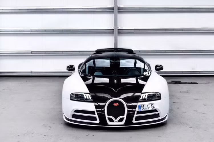 Siêu xe Bugatti Veyron Mansory Vivere chỉ có đúng 2 chiếc xuất xưởng chính vì thế nó được bán với mức giá rất cao lên đến 3,4 triệu USD.