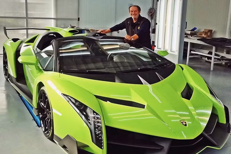 Trên thế giới chỉ tồn tại 14 chiếc Lamborghini Veneno, bao gồm 5 bản coupe và 9 bản mui trần. Trong 5 bản coupe, chỉ có 3 chiếc được bán ra vì 1 chiếc dùng để thử nghiệm và 1 chiếc để trưng bày. Giá bán mỗi chiếc “siêu bò” này là 4,5 triệu USD.