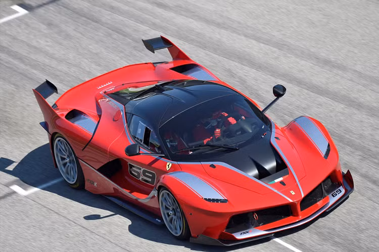 Ferrari LaFerrari FXX-K là thành viên thuộc gia đình xe hiệu năng cực cao XX của Ferrari. Tuy mang tên FXX-K nhưng siêu xe này không liên quan gì đến huyền thoại FXX. Được phát triển dựa trên chiếc LaFerrari, Ferrari FXX-K sở hữu khối động cơ hút khí tự nhiên V12 6.3L công suất 848 mã lực kết hợp với hệ thống phục hồi động năng HY-KERS công suất 187 mã lực. Chỉ có 32 chiếc FXX-K được sản xuất với mức giá khởi điểm từ 2,7 triệu USD.