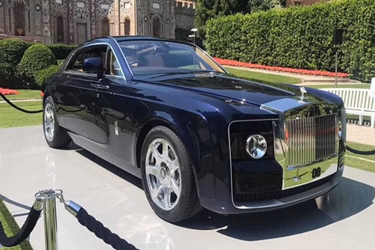 Rolls-Royce Sweptail là chiếc xe đắt nhất mọi thời đại. Rolls-Royce Sweptail có giá 12,8 triệu USD và chỉ sản xuất duy nhất một bản trên toàn cầu dành cho vị tỷ phú giấu tên. Yêu cầu được đưa ra là chế tạo một chiếc Rolls-Royce hai cửa, hai chỗ ngồi độc quyền với mái kính tinh xảo và phù hợp với những đặc điểm riêng của nó.