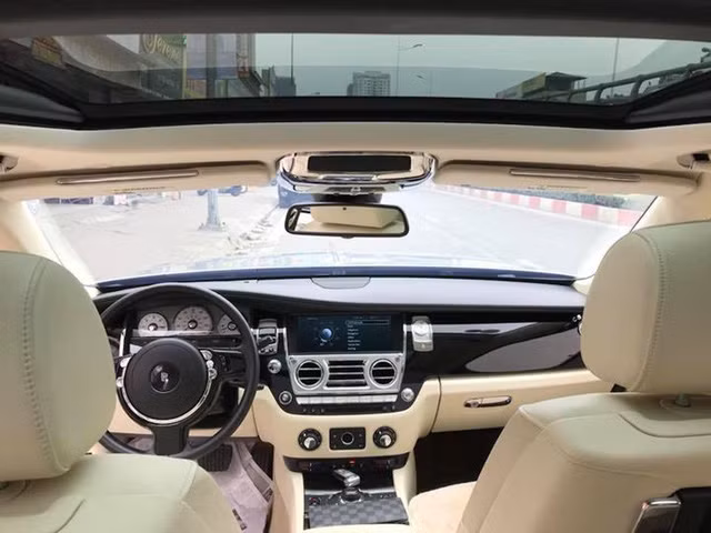 Nội thất màu trắng sữa sang trọng với nhiều trang bị tiện nghi hiện đại rất xứng với giá tiền. Vị trí giữa tích hợp thêm hộp điều khiển chức năng tiện ích, giải trí và điều chỉnh ghế ngồi.