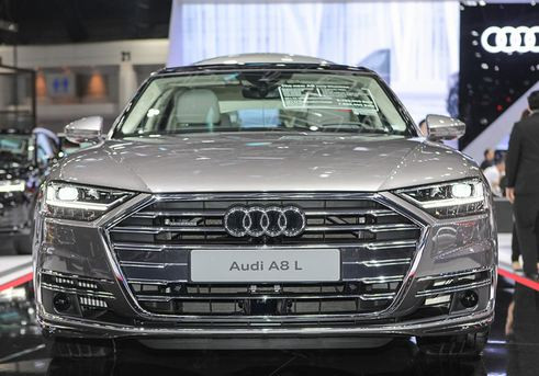 Đầu xe sở hữu nhiều chi tiết làm từ chrome sáng bóng, giúp tăng thêm sự sang trọng.