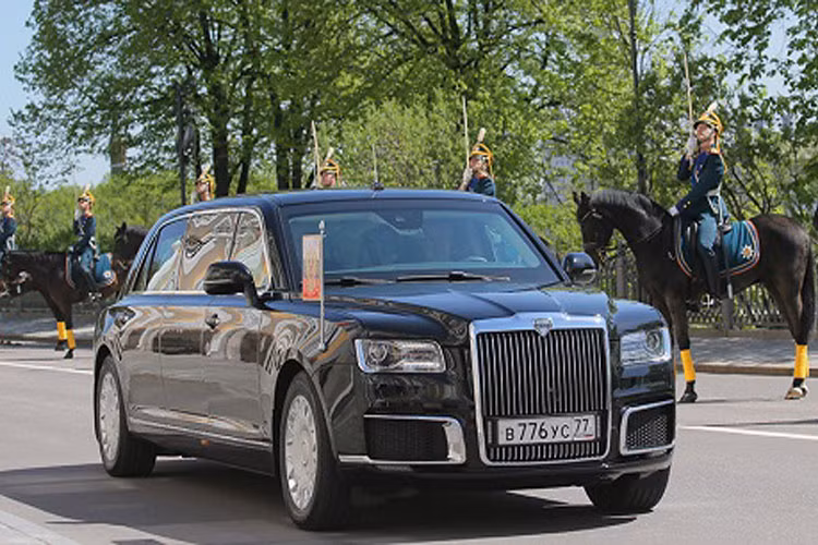 Về truyền động, giống với chiếc Limousine của Putin, Aurus Senat Sedan sang trọng có thể cũng được trang bị động cơ V8 4,4 lít được phát triển bởi Viện Nghiên cứu Nhà nước của Nga NAMI và đội ngũ Porsche Engineering.
