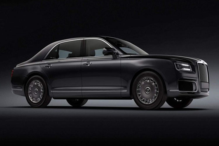 Chiếc siêu xe limousine chống đạn bản thương mại sẽ có tên Aurus Sedan. Những hình ảnh đầu tiên về mẫu xe này cho thấy, bản thương mại sở hữu dáng vẻ ngắn hơn đáng kể với chỉ 2 khoảng so với Senat Limousine có 3 khoảng, dài 6.620mm. Và... chắc hẳn không được sang trọng tiện nghi được như "pháo đài di động" của ông Putin.