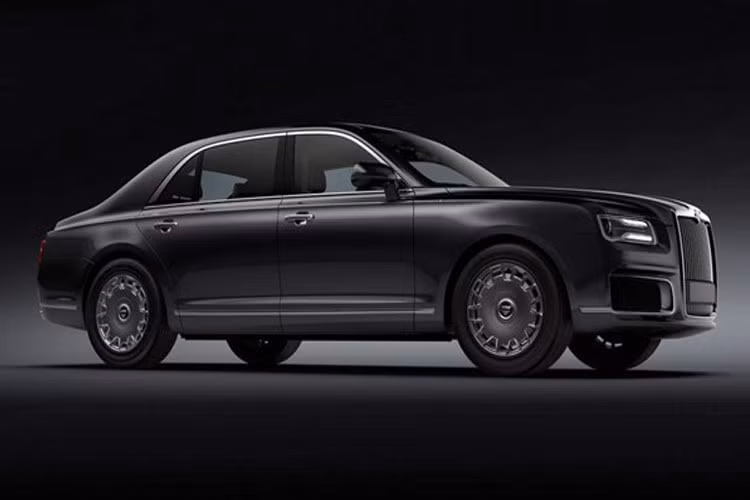 Chiếc siêu xe limousine chống đạn bản thương mại sẽ có tên Aurus Sedan. Những hình ảnh đầu tiên về mẫu xe này cho thấy, bản thương mại sở hữu dáng vẻ ngắn hơn đáng kể với chỉ 2 khoảng so với Senat Limousine có 3 khoảng, dài 6.620mm. Và... chắc hẳn không được sang trọng tiện nghi được như "pháo đài di động" của ông Putin.