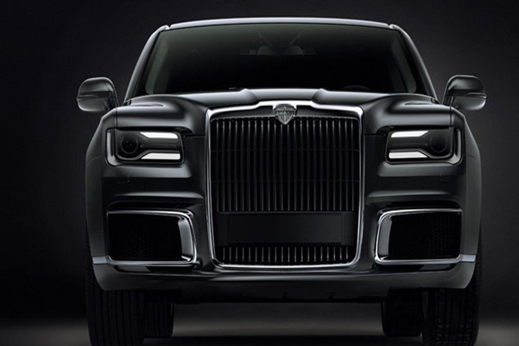 Xe có ngoại thất màu đen bóng.