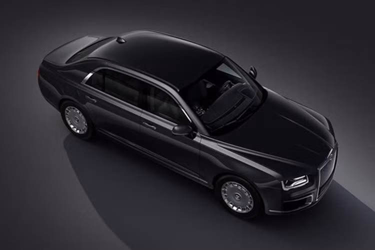 Phát triển trong 5 năm với số tiền gần 200 triệu USD, siêu xe thổng thống Putin, Aurus Senat Limousine lần đầu tiên xuất hiện trong lễ nhậm chức của ông vào hồi tháng 5/2018. Sắp tới đây, mẫu xe này sẽ ra bản thương mại với giá bán lên tới 160.000 USD (khoảng hơn 3,7 tỷ đồng).